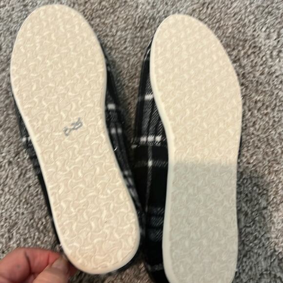 TOMS BLACK WHITE WOMENS FAUX SHEARLING SHOES Size 6 Belmont Slip‎ On Comfy Soft - Picture 6 of 16